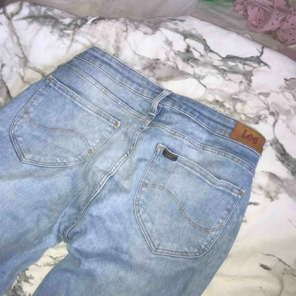 Stretchiga Lee jeans i storlek: S. Sitter superfint på och formar sig bra! Nyskick!💕. Jeans & Byxor.