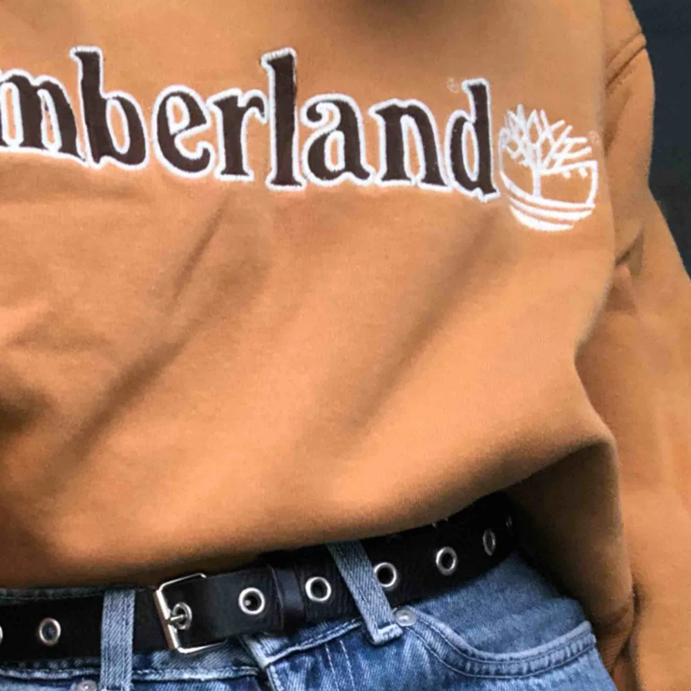 En retro Timberland tröja köpt second hand storlek M. Avklippt då jag tyckte den var för lång så man kan stoppa in den. Passar allt från XS-L beroende på hur man vill att den ska sitta. 💕🤩 köpare står för frakt . Tröjor & Koftor.