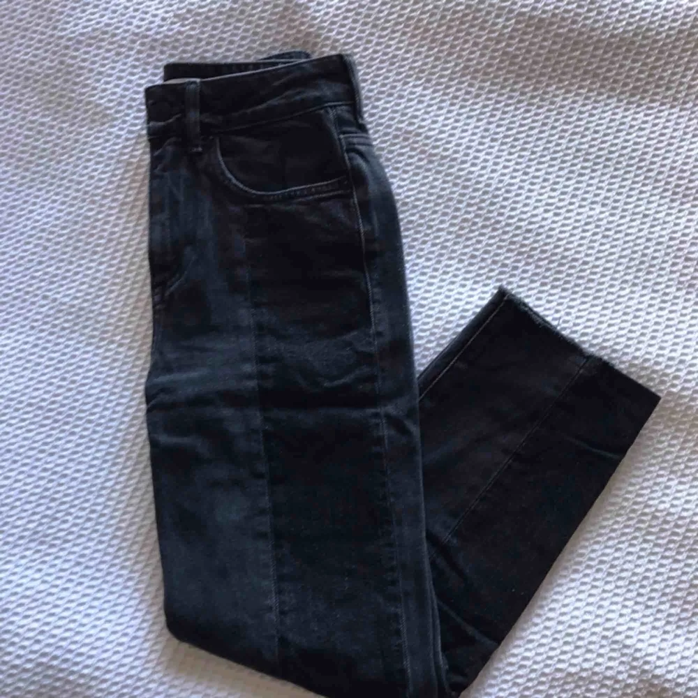 Superfina jeans, som tyvärr är för små för mig. De är i två nyanser av svart och sitter jättesnyggt, med lite croppad längd.  Mer info finns i min profil och om du undrar något mer så är det bara att fråga!💜. Jeans & Byxor.
