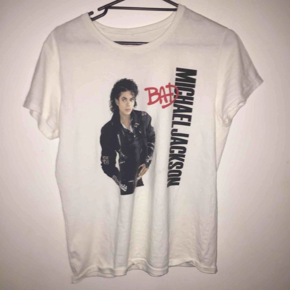 Schysst T-shirt med Michael Jackson på. Inköpt för ca 200 spänn och använd två gånger. Frakten ingår ej och betalningen sker via swish.. T-shirts.