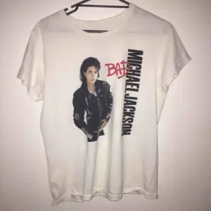 Schysst T-shirt med Michael Jackson på. Inköpt för ca 200 spänn och använd två gånger. Frakten ingår ej och betalningen sker via swish.
