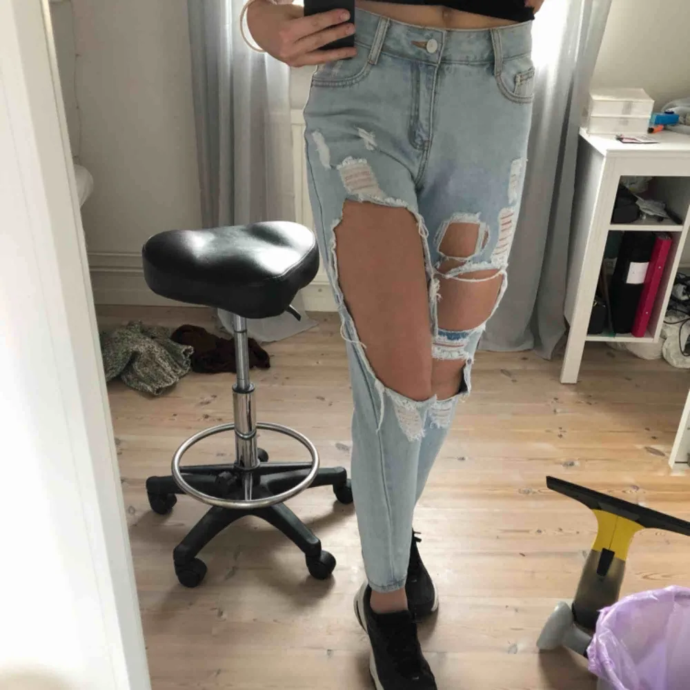 Slitna jeans med många hål, skitsnygga med fishnets under. Märkta som M men passar bättre för XS/S, köpta på second hand. Jeans & Byxor.