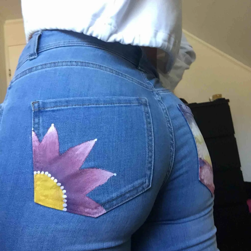 Jätte söta vår jeans!!💓💓 tryck med en himmel och en blomma på fickorna, storlek 38 men funkar på mig som ligger på 37 vanligtvis och frakt ingår i priset💓(pris kan såklart diskuteras). Jeans & Byxor.