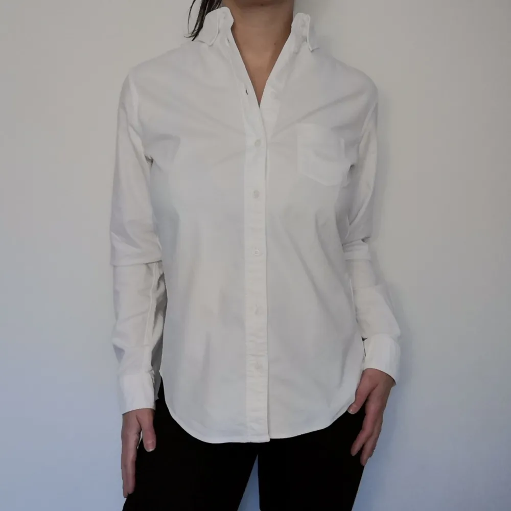 Skitsnygg vit skjorta från Uniqlo, i oxfordmodell. I storlek M och i väldigt fint skick! 100 % bomull. . Skjortor.