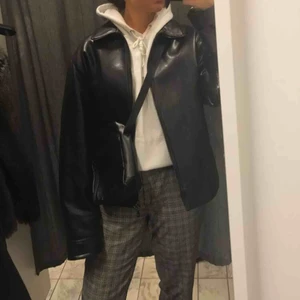  - Rutiga och raka kostymbyxor. Tror de passar bäst på någon som vanligtvis har medium men de är ganska stora i midjan, rekommenderar skärp. 90kr+alternativ frakt 😋