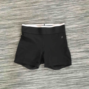  - Tighta träningsshorts från h&m, knappt använda. 