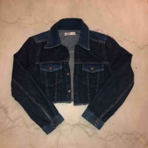  - Cropped jeans jacka. 