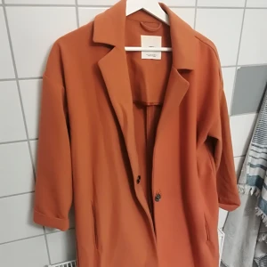  - Fin jacka i lite tjockare tyg, typisk höstjacka. En läs knapp annars i väldigt fint skick. 