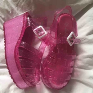  - Sååå fina rosa Jelly sandals med platå & glitter! Köparen står för frakt💞💓💘