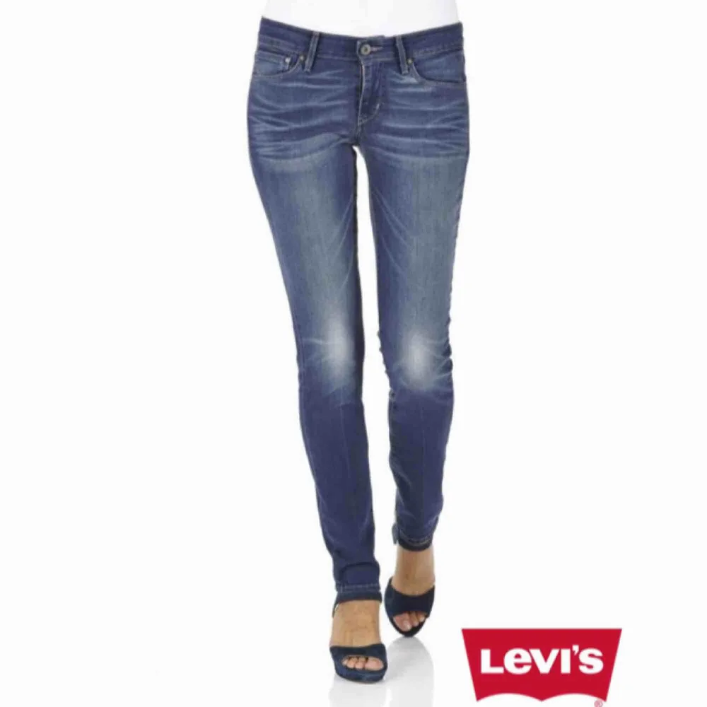 Snygga Levis Demi Curve i storlek 26 (motsvarar 34 i EU). Byxorna är normalhöga i midjan samt skinny modell. Orginalpris:1000kr. Sparsamt använda. Inga defekter.  Upphämtning i Göteborg eller skickas (du står för den) . Jeans & Byxor.