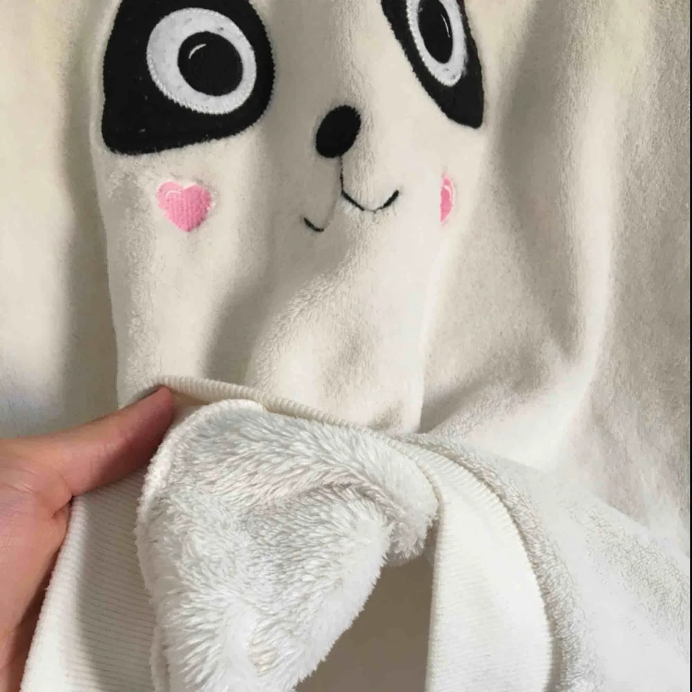 Väldigt gosig tröja med panda på. Den har ”päls” både in och ut-vändigt så den är väldigt len och mjuk. Säljer på grund av att den inte kommer till användning, men använd endast ett fåtal gånger ✨. Tröjor & Koftor.