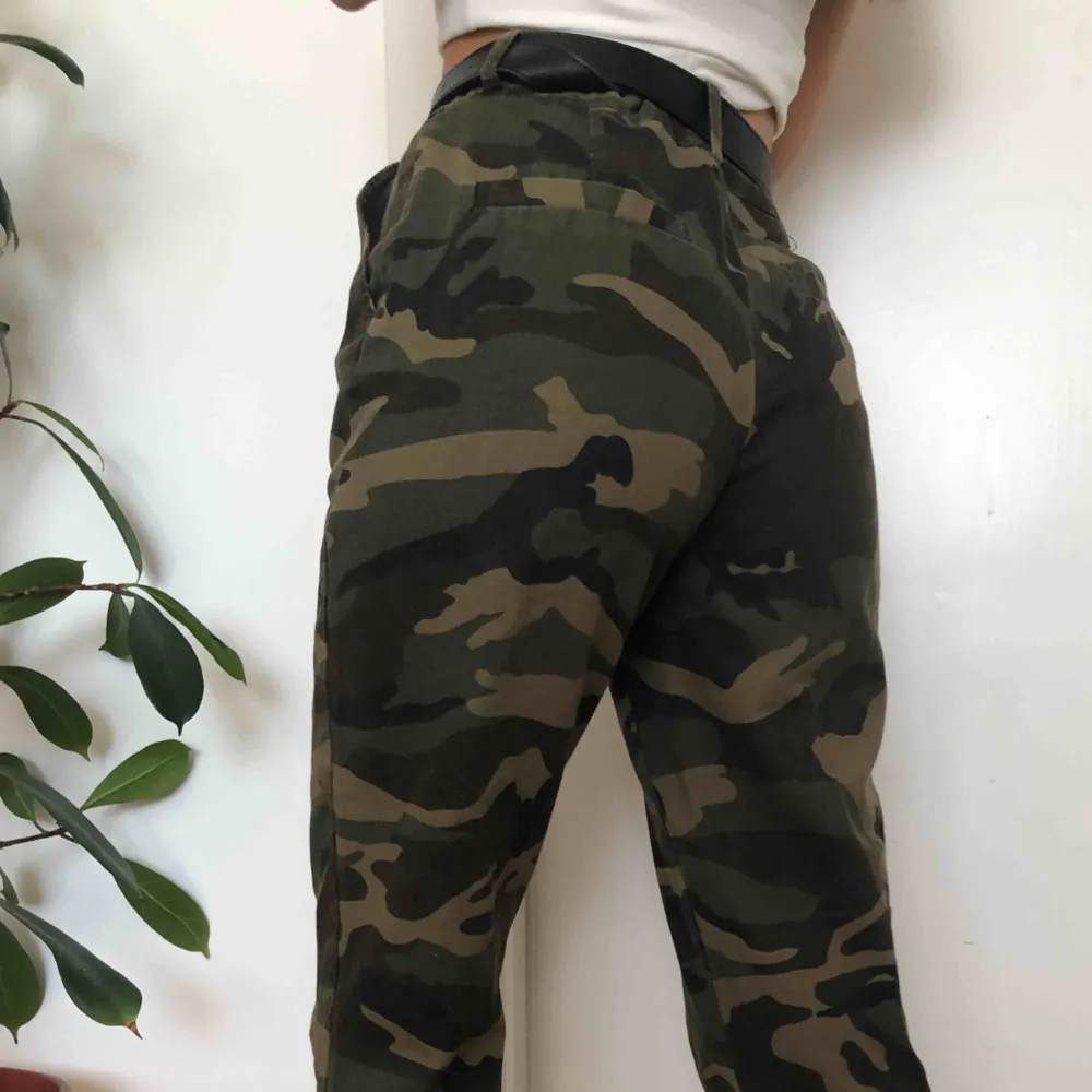 Skitnajs Militärgröna chinos byxor från NA-KD, sparsamt använda. Checka gärna mi profil för andra snygga plagg 🦋. Jeans & Byxor.