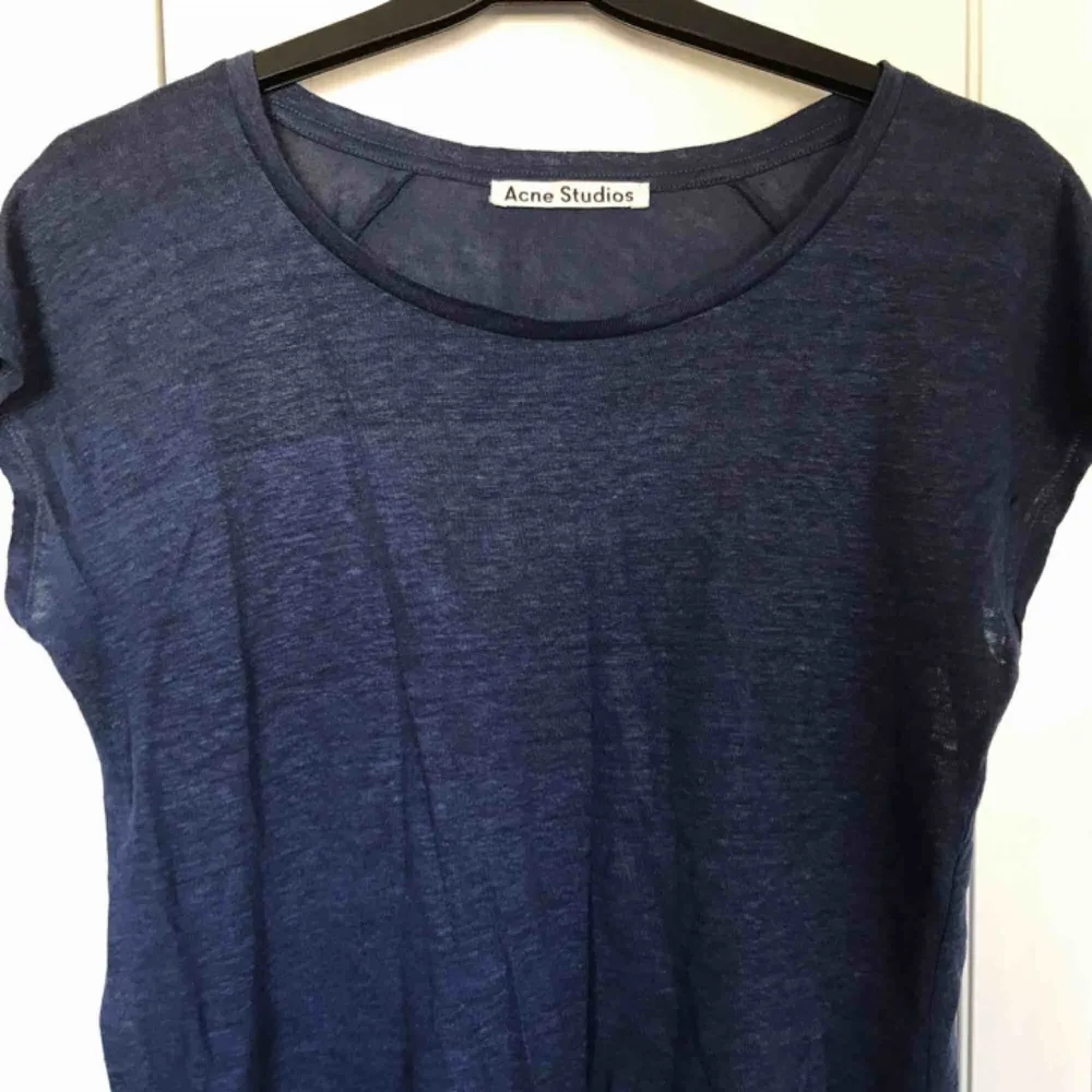 En halvgenomskinlig mörkblå t-shirt av linne från Acne. Sparsamt använd🦋. Toppar.