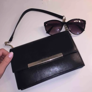  - Svart handväska från Zara med guldkedja i otroligt fin och i bra kvalité. Vill du ha fler bilder eller ställa någons frågor är det bara att höra av sig. 
