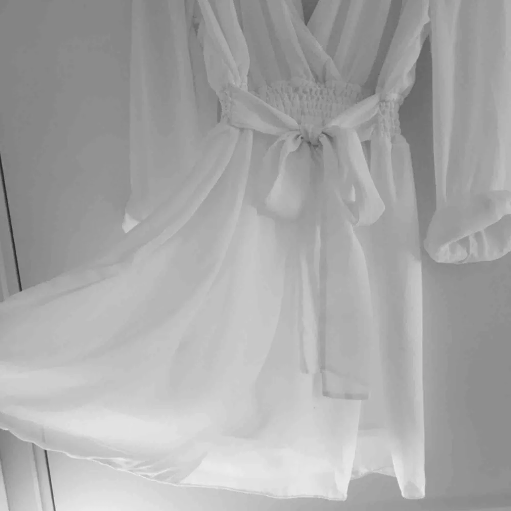 Super fin vit klänning som passar både S och XS. Näst intill oanvänd. Har du några frågor eller vill ha fler bilder är det bara att skriva till mig :) Frakt betalar köparen. . Klänningar.