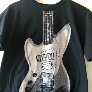  - Bandtröja med Nirvana. Kan hämtas i Uppsala eller skickas för 39 sek 