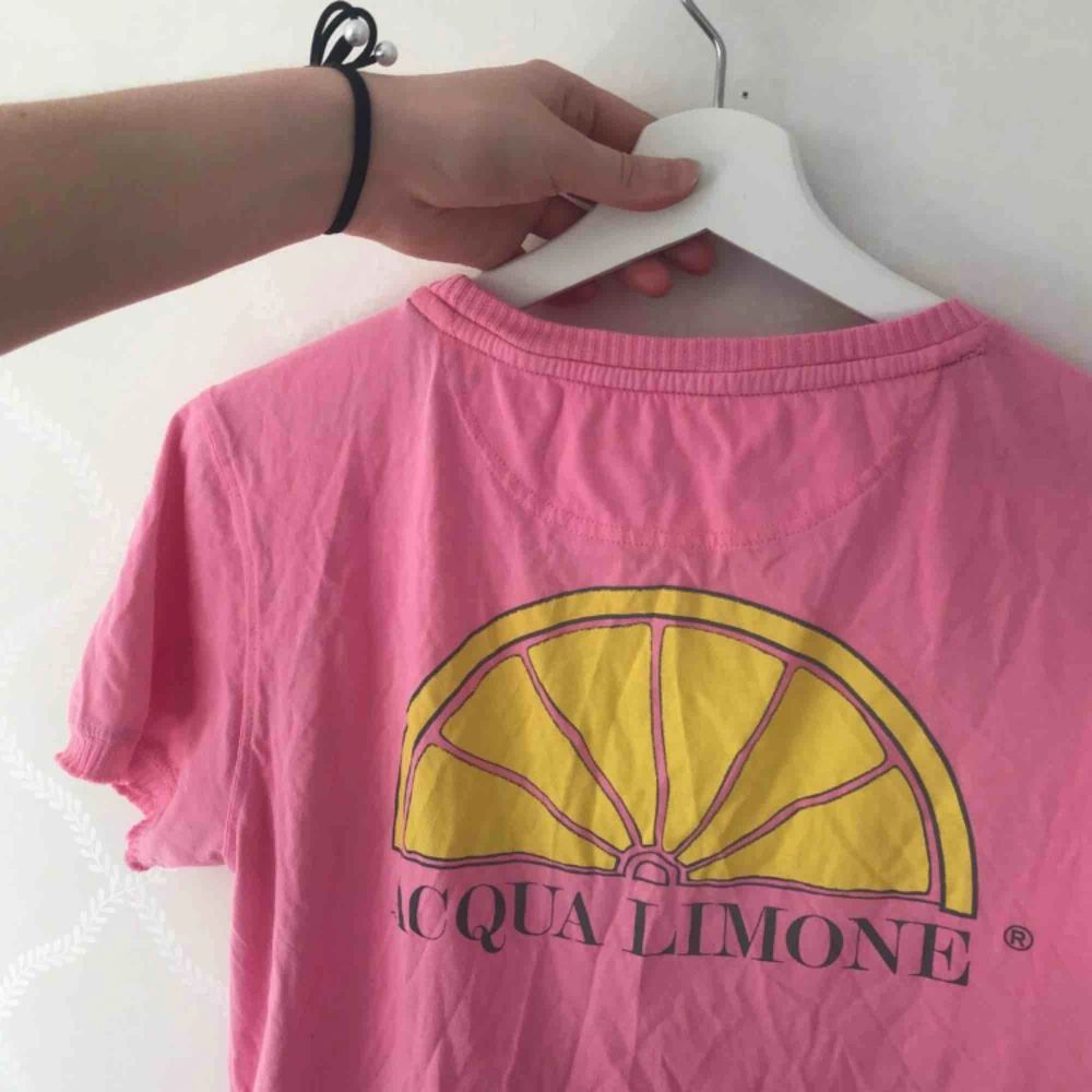 Rosa Acqua limone t shirt i storlek S. Aldrig använd bara legat i klädlådan senaste året (därav ostruken). Unisex. I priset ingår även ev fraktkostnad!. T-shirts.