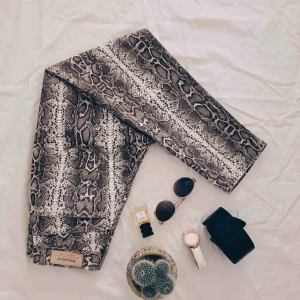  - Helt oanvända MOM jeans från pull&bear. (Köpta i fel storlek) ingen stretch, går till naveln.