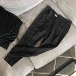  - Fina kostymbyxor med sömmar längs med benen fram och en lite slits bak. Lite tajtare modell  Frakt tillkommer