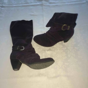  - Tamaris stövlar i storlek 37. Mörklila och mycket snygga till våren.