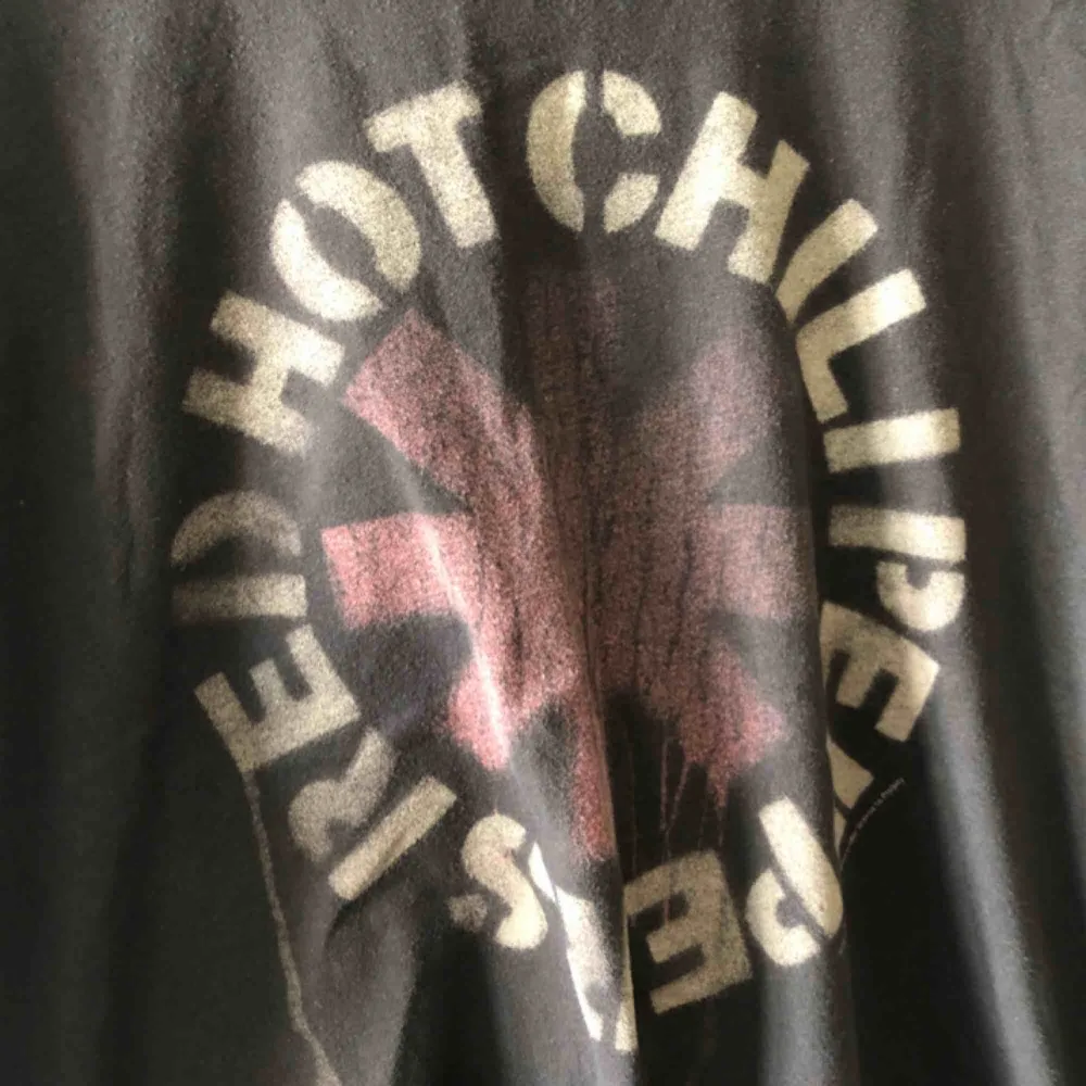 Red Hot Chili Peppers tee. Large på lappen men sitter som medium. Ganska kort i modellen. . T-shirts.