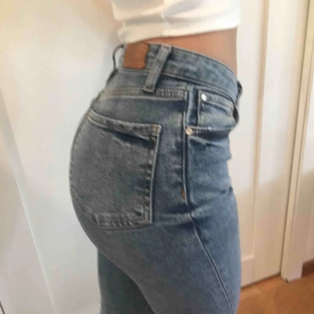 Denim jeans från Zara! Favoriter, så använda en del men de är tyvärr för små. Vanlig midja och lite stretchigt material. Frakt ca 50kr eller upphämtning!  . Jeans & Byxor.