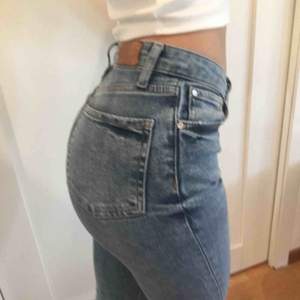 Denim jeans från Zara! Favoriter, så använda en del men de är tyvärr för små. Vanlig midja och lite stretchigt material. Frakt ca 50kr eller upphämtning!  