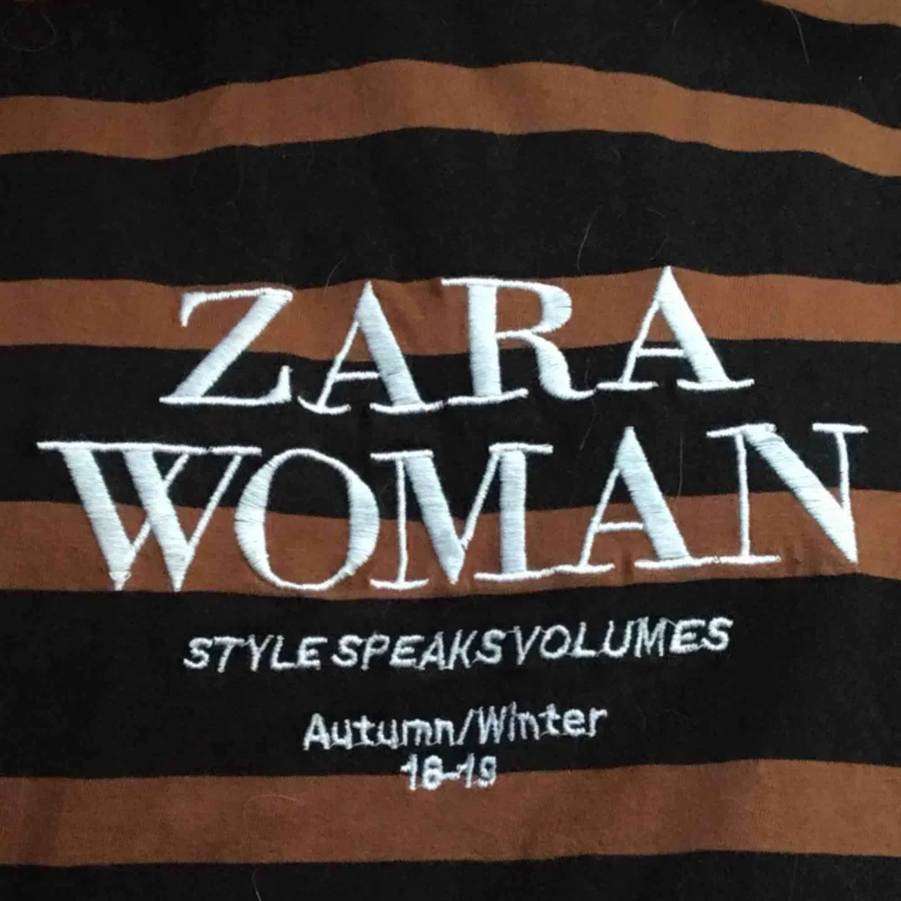 T-shirt strl L från Zara, använd 2 ggr så är väldigt fräsch! Hmu vid intresse! . T-shirts.