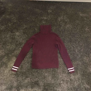  - En lila refflad tröja! Köparen betalar frakten :) betalas med swish