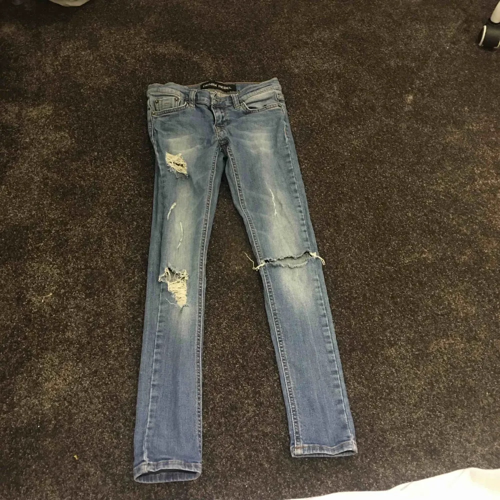 Ett par jeans med hål i! Köparen betalar frakten :) betalas med swish. Jeans & Byxor.