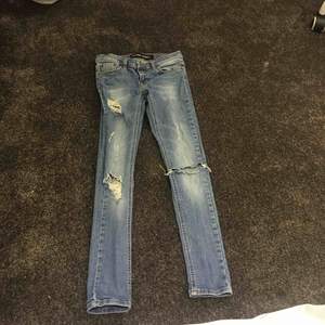 Ett par jeans med hål i! Köparen betalar frakten :) betalas med swish