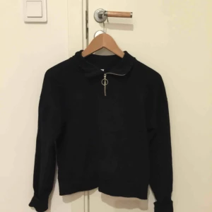  - Ny tjocktröja från Lindex, med krage och svart! Skulle säga stycket ör en strl S men passar nog både M och XS!