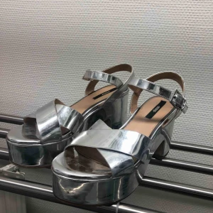  - KLACKSKOR I STORLEK 38. ANVÄNDA EN GÅNG. FINT SKICK!