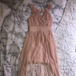 Ljus beige/ rosa klänning men en längre bakdel, frakten är inräknad i priset:)