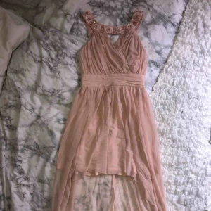  - Ljus beige/ rosa klänning men en längre bakdel, frakten är inräknad i priset:)