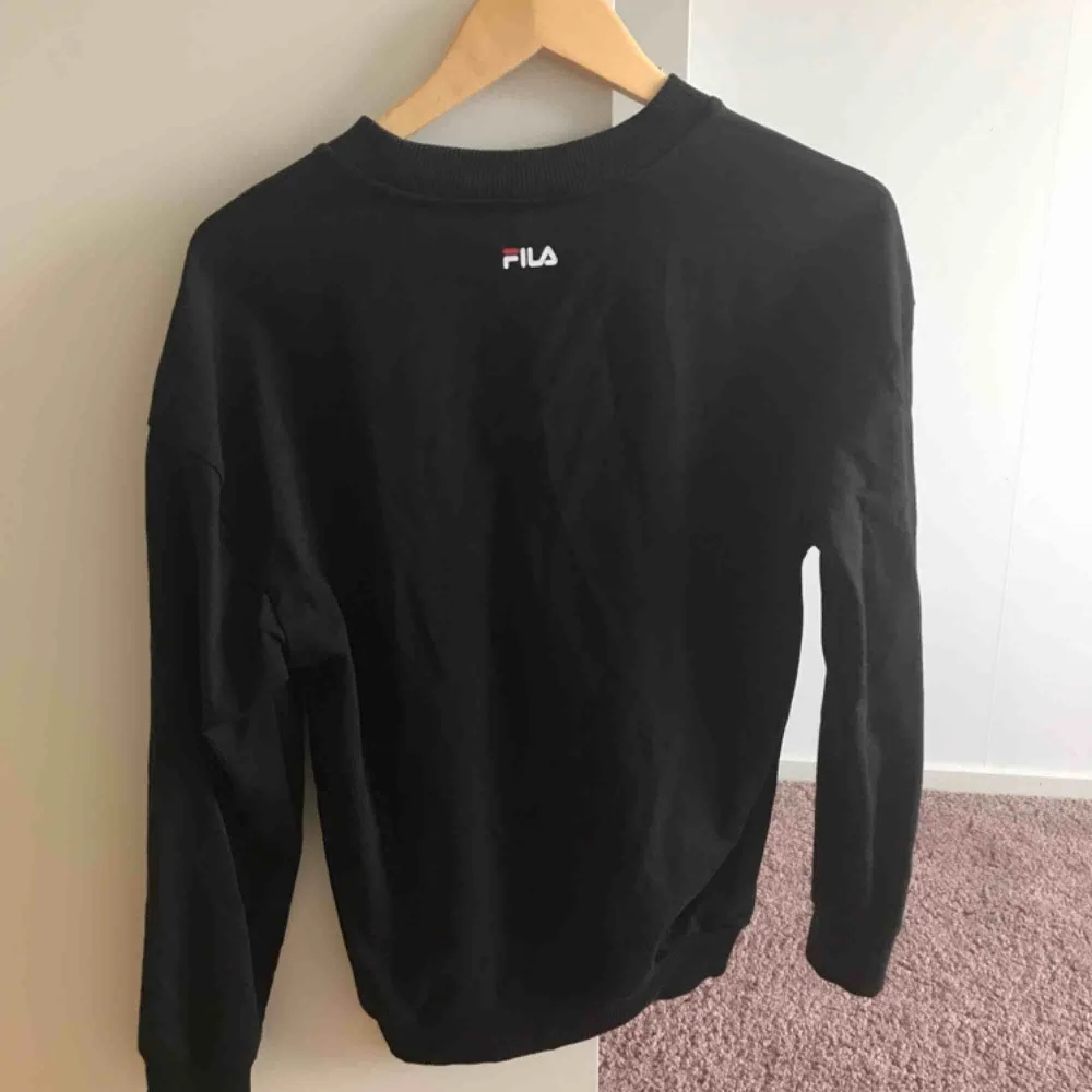 Skitcool FILA sweatshirt, jättebra skick, inget fel med den, har vara tröttnat. Orginalpris: 699kr säljer den för 350kr. Hoodies.