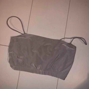  - Croptop i silver/reflex