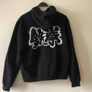  - Tekken 6 hoodie. Trevligt skick. Kan hämtas i Uppsals eller skickas mot fraktkostnad 