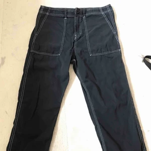  - Weekday byxor i färg på svart o med vita inristningar, jättefint skick, använt runt 2 veckor. Varför jag säljer är för att den blev lite för långa än vad jag hade tänkt frakt på 35kr 