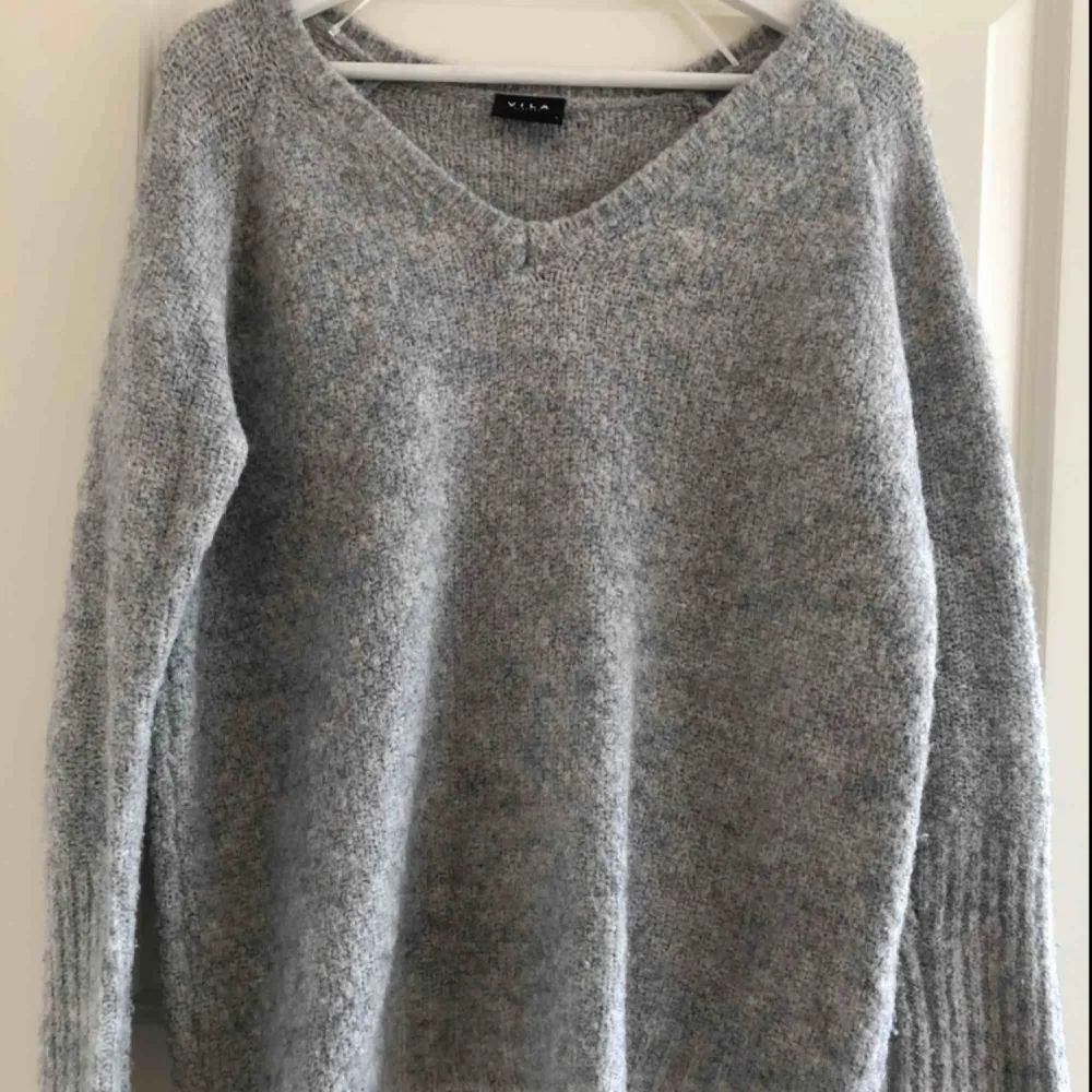 Stickad grå tröja i unikt mönster. 30% ull. Är i perfekt skick. Möts i Stockholm eller köpare står för frakt.. Stickat.