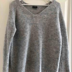 Stickad grå tröja i unikt mönster. 30% ull. Är i perfekt skick. Möts i Stockholm eller köpare står för frakt.