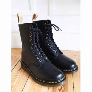  - Helt nya Dr Martens i storlek 40!  Nypris 1600 kr Frakten betalas av köparen 🌟