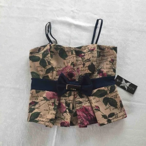  - Ny och vacker topp från Frankrike. Passar jättebra till våren och sommaren. Inbyggd bh/fyllning.