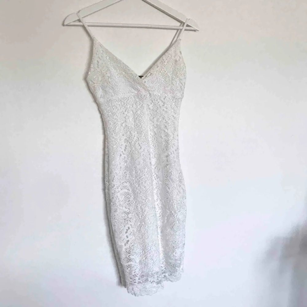 Jättefint vit klänning från bikbok. Perfekt till studenten✨ Liten frakt tillkommer.. Klänningar.