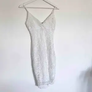 Jättefint vit klänning från bikbok. Perfekt till studenten✨ Liten frakt tillkommer.