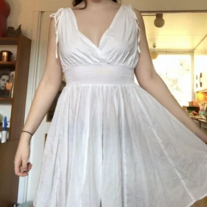  - Vit tunn klänning som är jätteskön och sval! Skulle säga att den passar på dom flesta storlekar då den är jättestrechig och banden är justerbara 💗