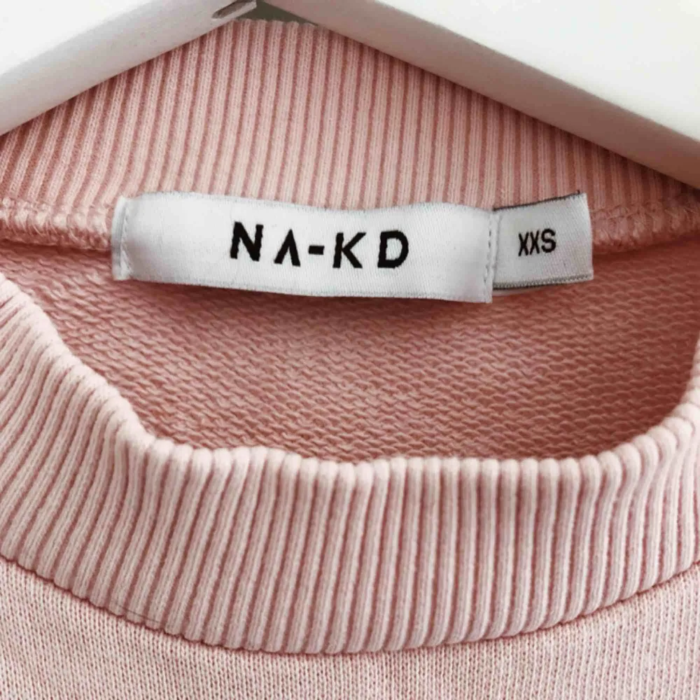 Superfin och skön ljusrosa tröja ifrån NAKD, den är i nyskick eftersom jag bara har använt den högst 2 gånger,. Tröjor & Koftor.