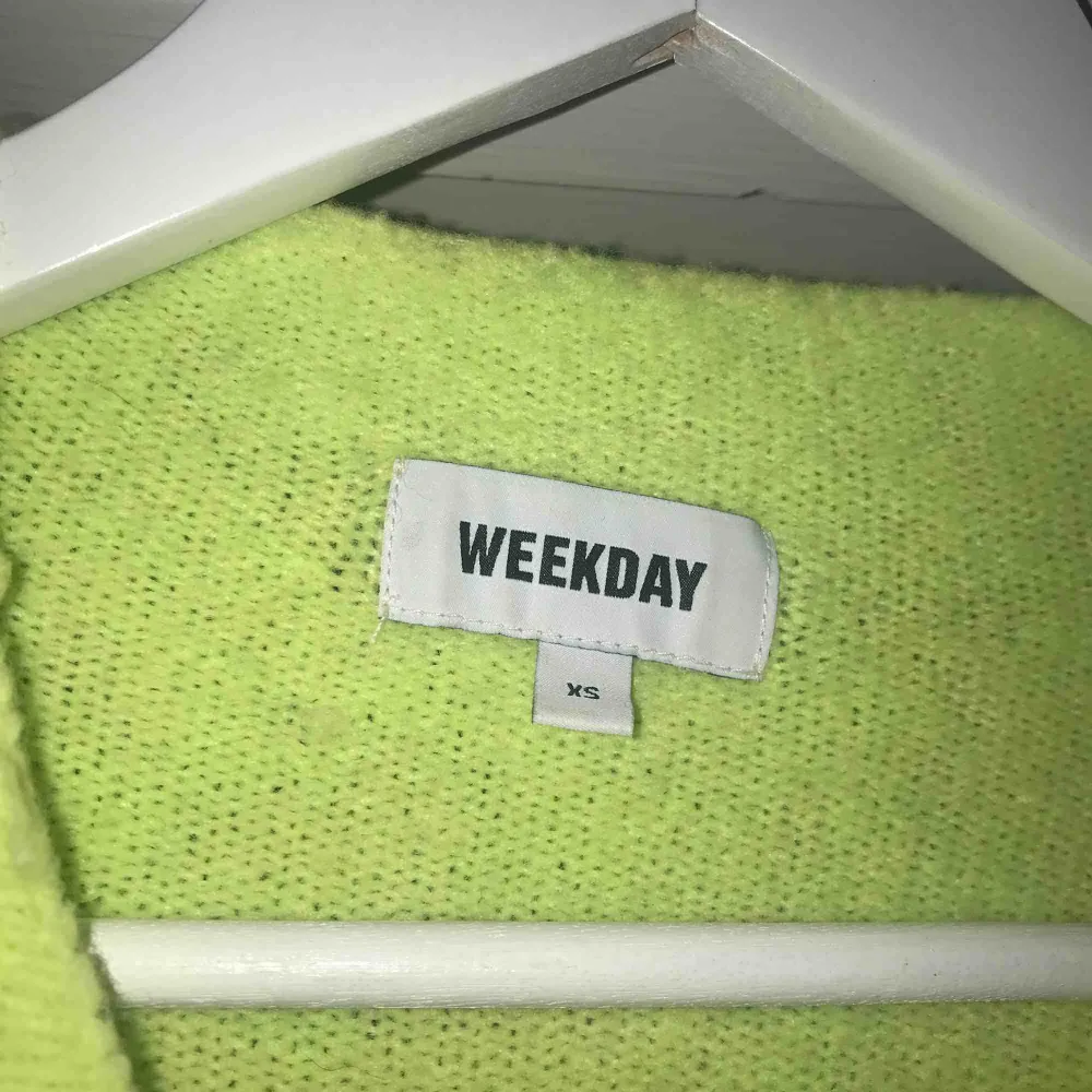 en neongrön tröja från weekday🌟 står att den är xs men är väldigt oversized så passar även dig som är S/M🦖 köparen står för frakten. Tröjor & Koftor.