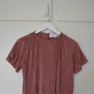  - hannalicious kollektion, blus i storlek S, superfint skick och du får med de matchande shortsen från samma kollektion, också i storlek S.