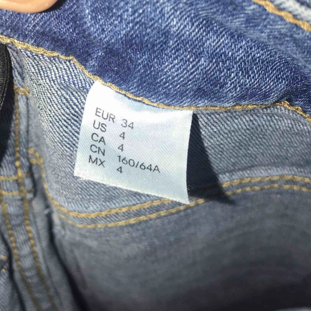 Jag säljer ett par jeans från H&M, dom har blommor broderat på vänster ben. Stl: 34 Dom kommer från ett djur och rökfritt hem.. Jeans & Byxor.